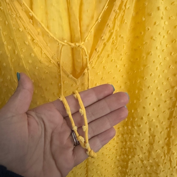 ALICE + OLIVIA Julius Ruffle Sleeve Blouse Textured Yellow Women’s Medium EUC - Picture 6 of 10